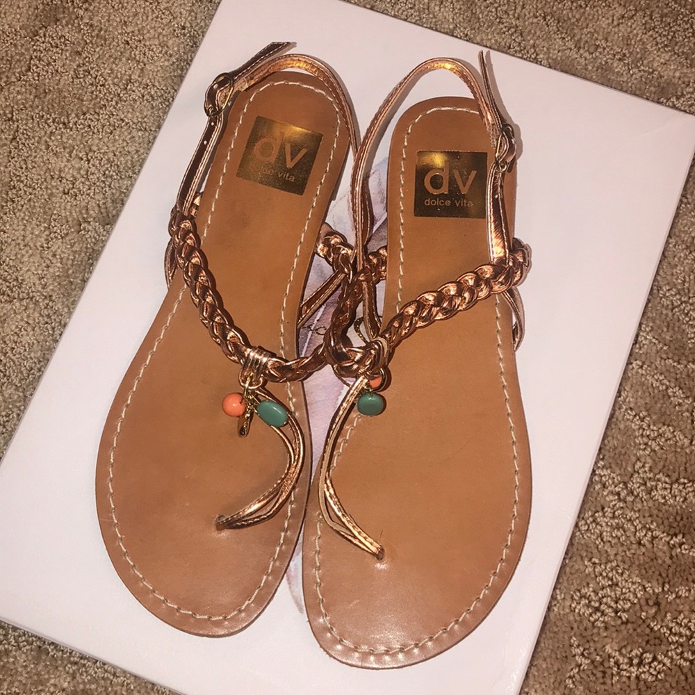 Dolce Vita Doris thong sandal Rose Gold w/charms